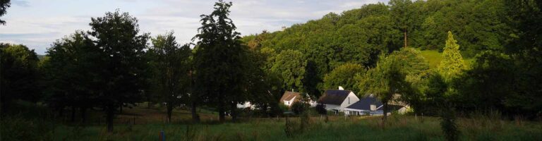 landschap in Limburg met enkele unieke vakantiehuizen